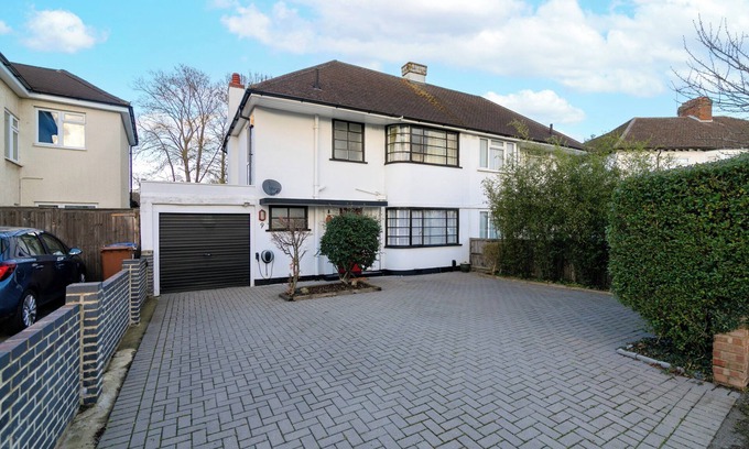 Hatfield House | Charming 4-Bed Home with Garden in Hatfield