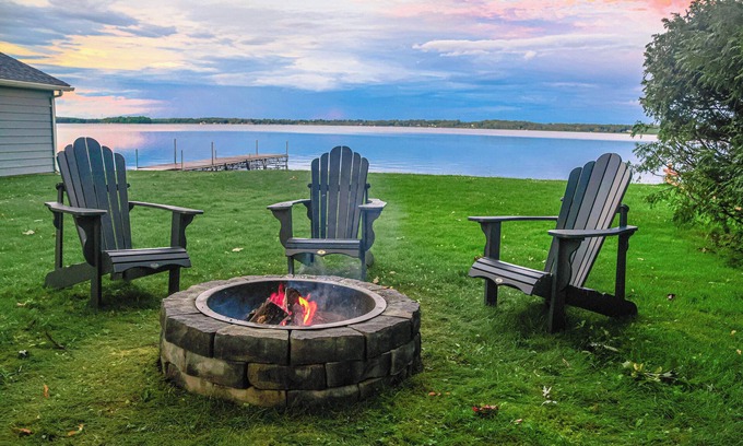 Bobcaygeon Cottage | Charming 4-bedroom cottage in Kawartha Lakes with WiFi, AC
