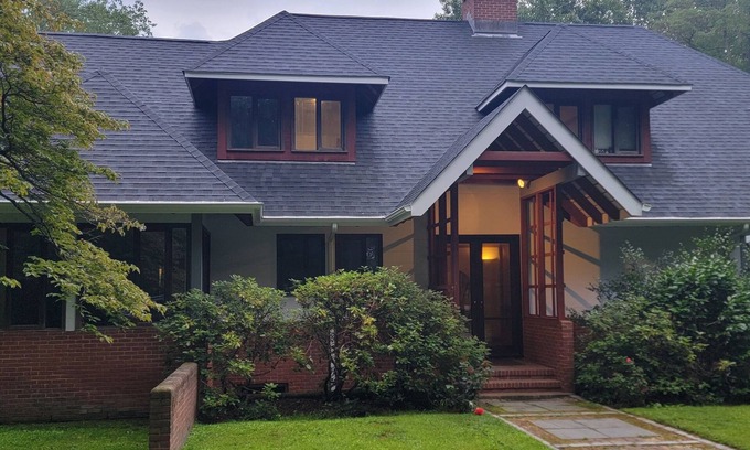 Locust Valley House | Charming 4-bedroom house with fitness room and WiFi in lovely Locust Valley