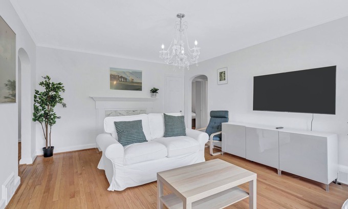 Downtown House | Charming 4-bedroom house in downtown Silver Spring with AC, WiFi