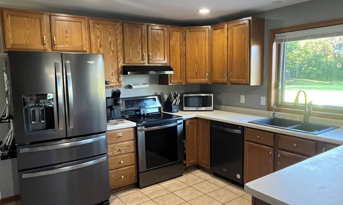 Forest Junction House | Charming 4-bedroom - 20min from Lambeau!