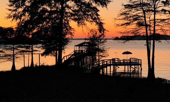 Negreet House | Charming 4-bedroom, 3 Bath Lake House on Toledo Bend Lake