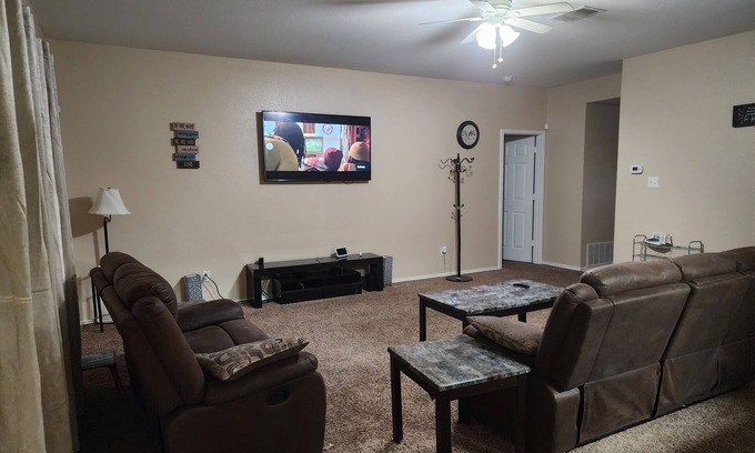 Killeen House | Charming 4-bedroom bungalow with AC and WiFi in lovely Killeen