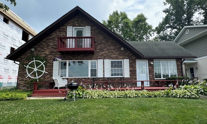 Cassopolis Cottage | Charming 4-bedroom cottage on fabulous Diamond Lake! Just remodeled! WiFi & AC