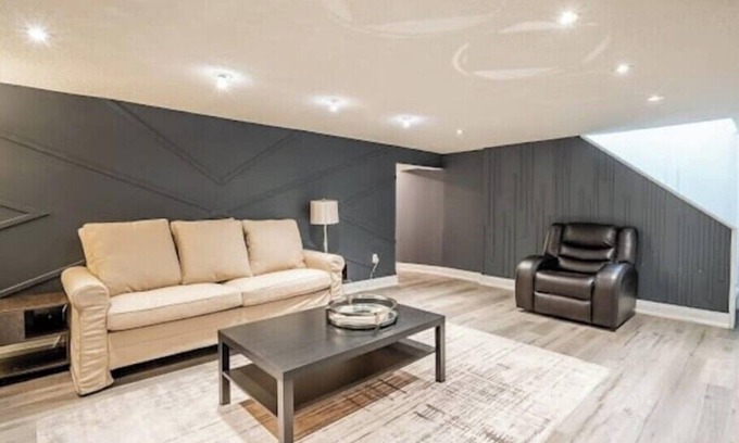 Mineola House | Charming 4-bedroom bungalow with Pool in soothing Mississauga