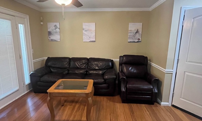 Dalton House | Charming 4-bedroom Duplex with AC and WiFi in Dalton