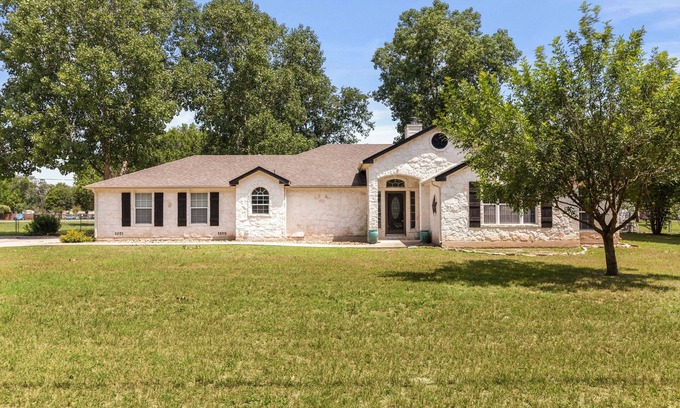 McQueeney House | Charming 4 Bedroom House near Lake McQueeney