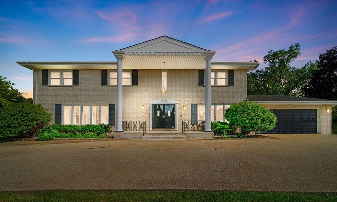 Oak Brook House | Charming 4-bedroom house with WiFi, AC in upscale Oak Brook,near Oak brook mall
