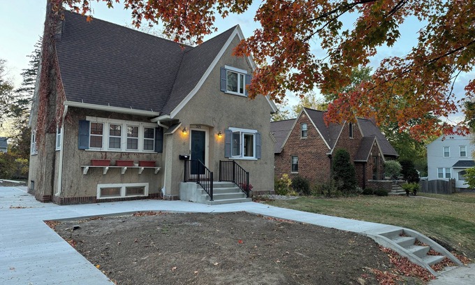 Rochester House | Charming 4-bedroom house with 3 king/1 full beds, 2 full baths, AC, Wifi, Patio