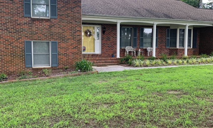 Montross House | Charming 4-bedroom home with WiFi, AC , deck and firepit in delightful Montross