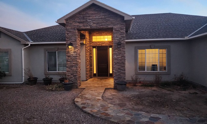 Thatcher House | Charming 4-bedroom house with WiFi and AC in wonderful Thatcher