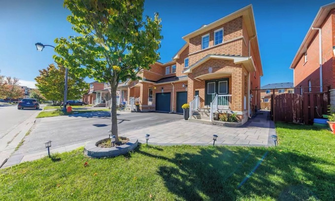 Markham House | Charming 4-bedroom house in brilliant Markham with AC, WiFi