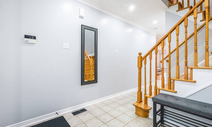 Thornhill House | Charming 4-bedroom house with AC and WiFi in fantastic Vaughan