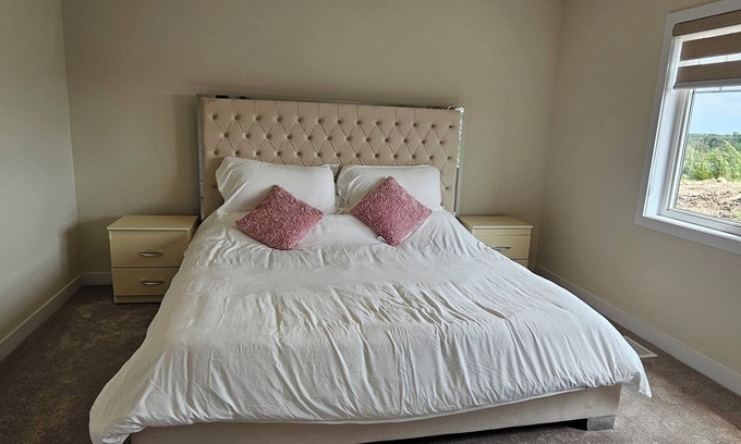 Welland House | Charming 4-bedroom house with WiFi and AC in lovely Welland lic#289