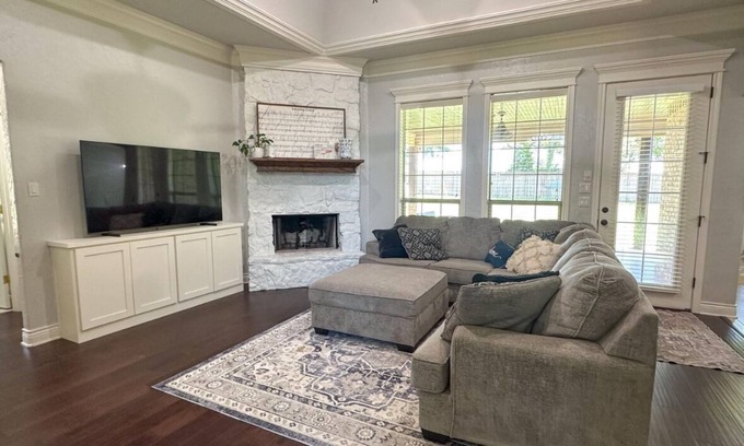 Bullard House | Charming 4-bedroom house, play set for the kids, just minutes from the Lake!!!!!
