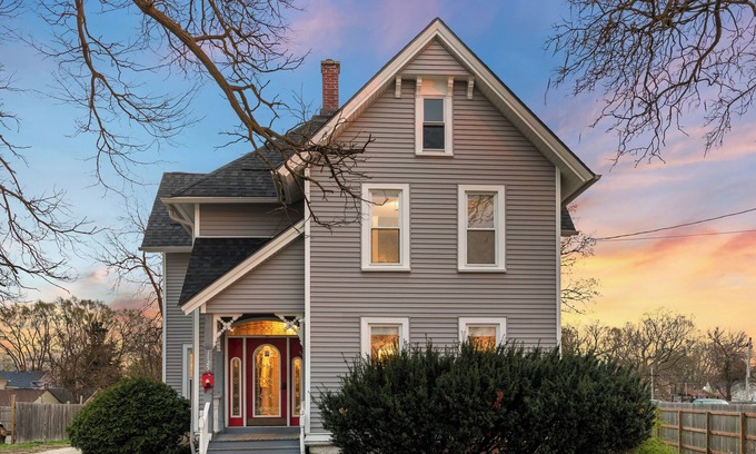 Aurora House | Charming 4-bedroom house with AC, WiFi in marvelous Aurora