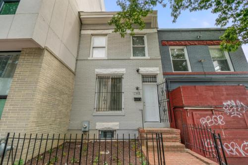 Park View House | Charming 4-bedroom townhome in fabulous Washington with AC, WiFi