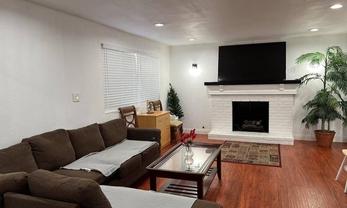 Baldwin Park House | Charming 4-bedroom bungalow in Baldwin Park with WiFi and AC