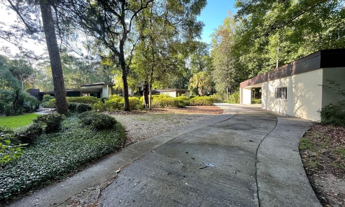 Gainesville House | Charming 4-bedroom house with WiFi and AC in Gainesville