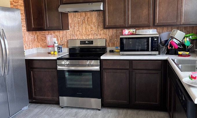 Acton House | Charming 4-bedroom house with AC and WiFi in lovely Indianapolis /shared house