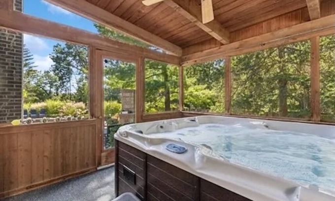 Green Oaks House | Charming 4-bedroom home close to downtown Libertyville & the Navy Base!