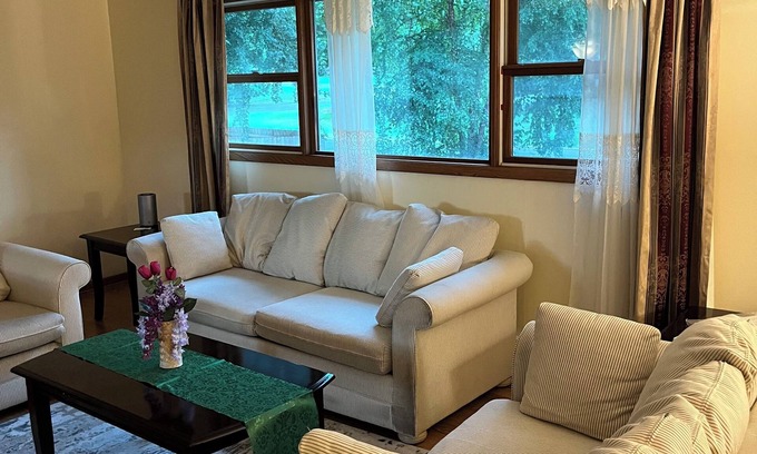 Golden Valley House | Charming 4-bedroom house with WiFi and AC in fabulous Minneapolis