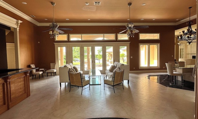 Palmhurst Villa | Charming 4-bedroom villa with AC, fitness room, WiFi in lovely Palmhurst