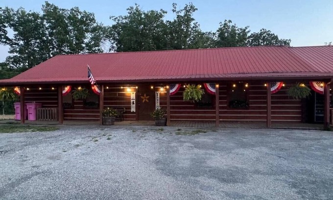 Pine Ridge Cabin | Charming 4-bedroom with Mtn. Views, WIFI, & Cold Plunge Tub in Pine Ridge, Ky