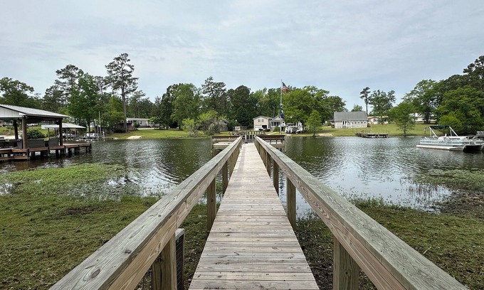 Manning House | Charming 4-bedroom WATERFRONT house with AC and WiFi on Lake Marion
