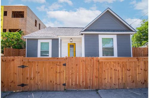 Nevada Street House | Charming 4BR2BA Only 5 mins Downtown Riverwalk