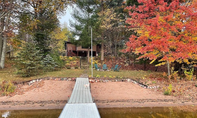 Stone Lake Cabin | Charming 5-bedroom cabin on the sandy shores of Sand Lake