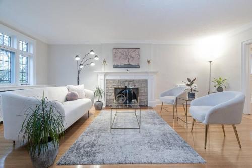 Forest Hill South Villa | Charming 5-Bedroom Forest Hill Home