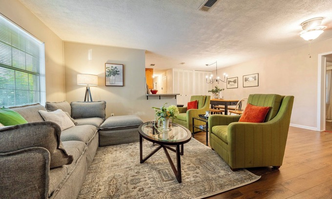 Southside House | Charming 5 Bedroom Home w/Hot Tub Near Lackland Air Force Base & Sea World