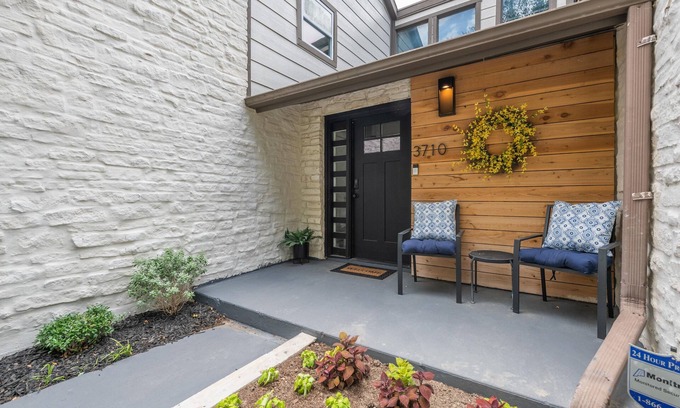 Temple House | Charming 5 Bedroom w/Self Check-In, Garage Parking & Pet Friendly