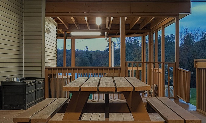 White Lake House | Charming 5BR Lake Dock Sauna – All Year