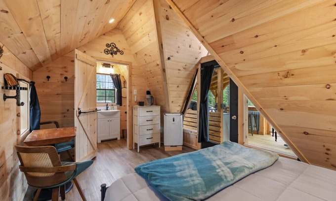 Oxford Cabin | Charming A-Frame Cabin | Cold Plunge Tub | Hot Tub