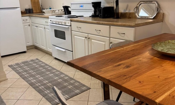 Aurora House | Charming and clean 2-bedrooms basement in Aurora