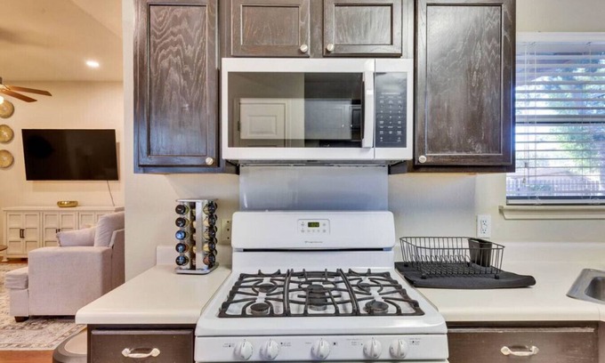 Kyle House | Charming and Comfort 3BR 2BA Retreat in Kyle
