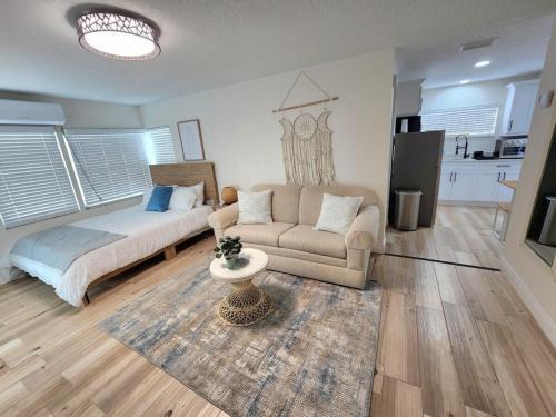 Meadowlawn House | Charming And Cosy, Newly Remodeled St Petersburg