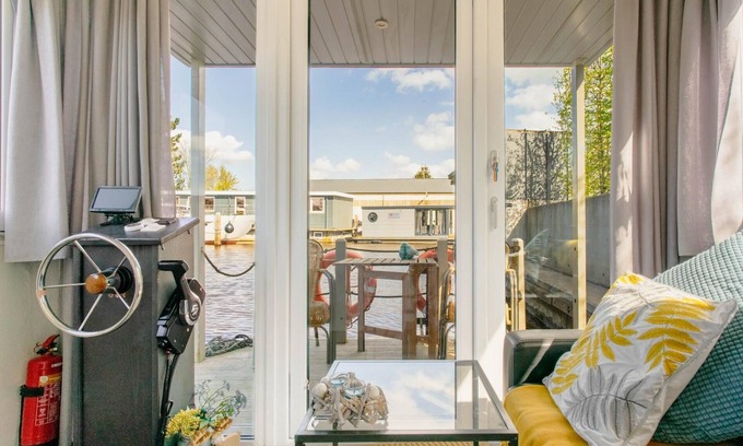Zwartsluis Boat Rental | Charming and cozy Houseboat near Giethoorn