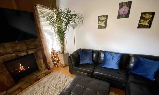 Carpentersville House | Charming and Cozy Home in a Serene Neighborhood