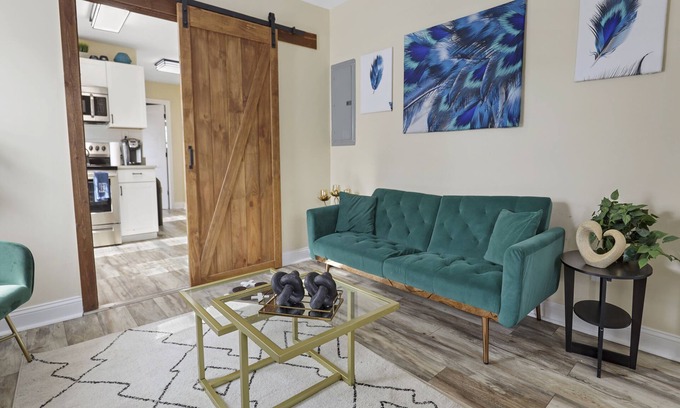 Memphis House | Charming and Cozy Home in Midtown mins away from restaurants and attractions