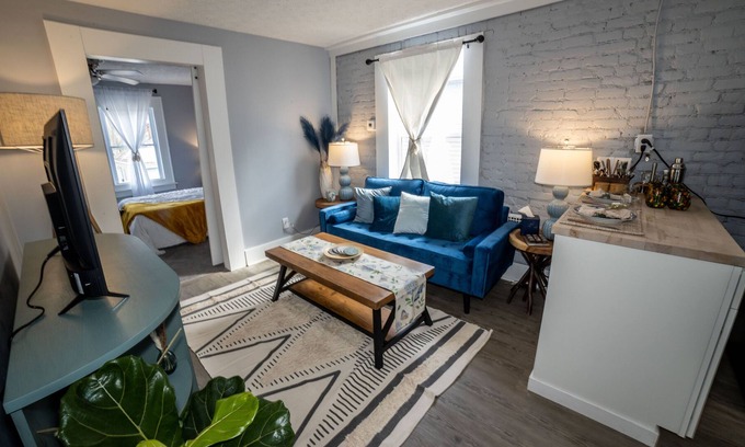 Hilltop House | Charming and Cozy Oasis ~ Free on site parking
