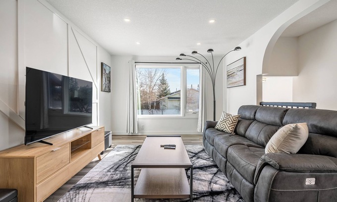 Country Hills House | Charming and Cozy Upper Level Home 2BDR