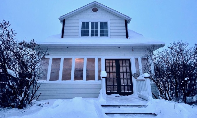 Cochrane House | Charming and Private Home close to all amenities
