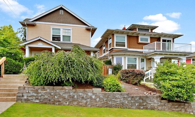 Port Gardner Apartment | Charming and Spacious Port Gardner Flats Apt Steps to Downtown Everett Amenities