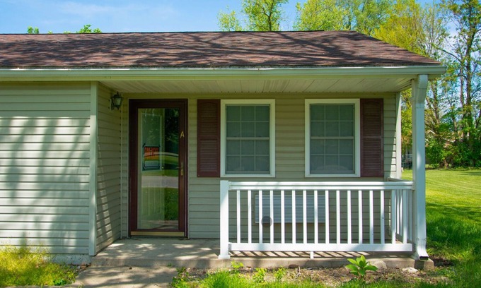 Colchester Apartment | Charming and Tranquil 1BR in Colchester, IL