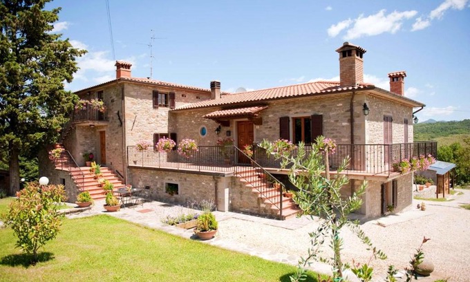 Caprese Michelangelo Apartment | Charming apartment in Caprese Michelangelo, shared pool.