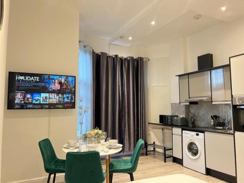 Ealing Broadway Apartment | Charming Apartment in West Ealing, 12 Mins to Central London by Train, Free Parking, 8-Min Walk to Station