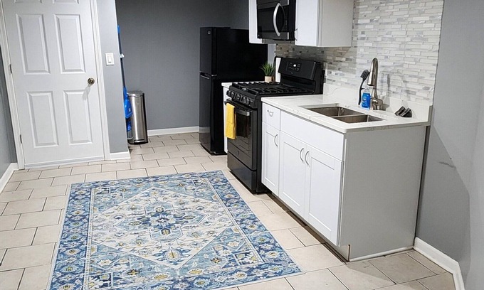 Woodlawn Apartment | Charming apartment Near University of Chicago